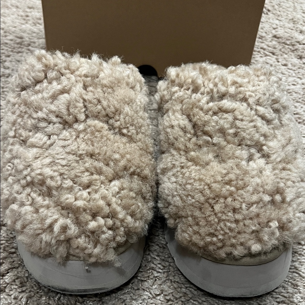 UGG Maxi curly platform
